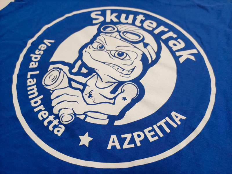 ¡Luce con estilo y orgullo la camiseta azul del Club Skuterrak Vespa Lambretta Azpeitia! Esta camiseta es un símbolo de pasión por las Vespas y Lambrettas.