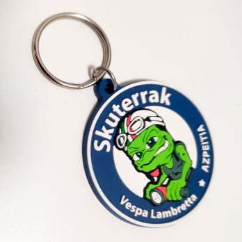 ¡Luce con estilo y orgullo el llavero del Club Skuterrak Vespa Lambretta Azpeitia! Este llavero es un símbolo de pasión por las Vespas y Lambrettas.